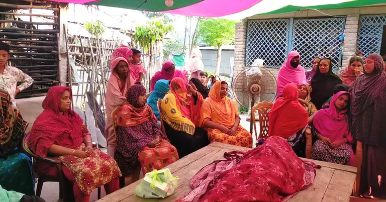 সড়ক দুর্ঘটনায় নিহত একজনের বাড়িতে স্বজনদের আহাজারি